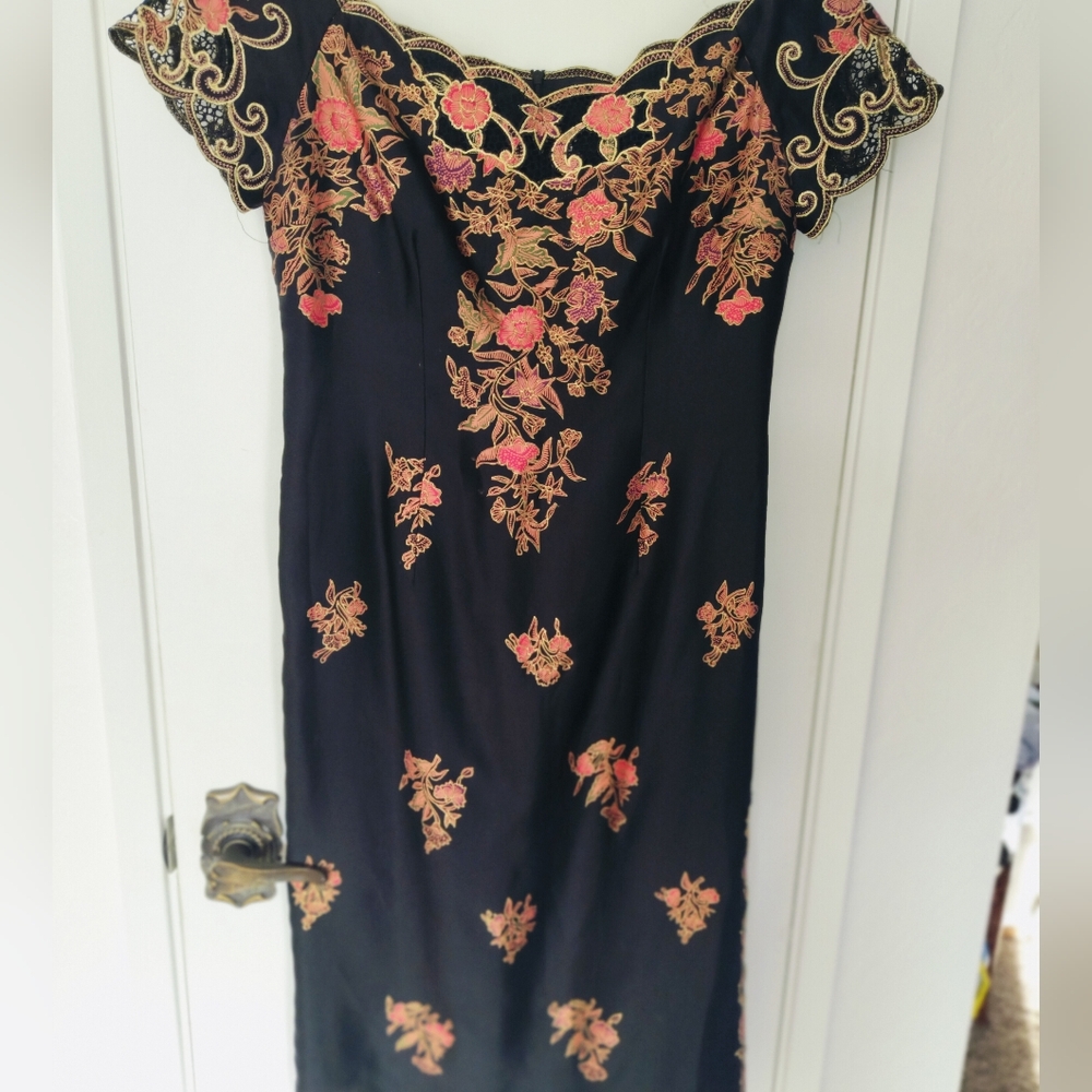 Black Gold Embroidered Dress Lace Cap Sleeves Back Zip Size Small